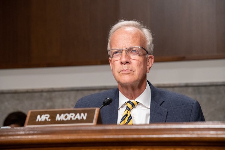 Jerry Moran : Net Worth, Family, Wife, Education, Children, Age, Biography and Political Career