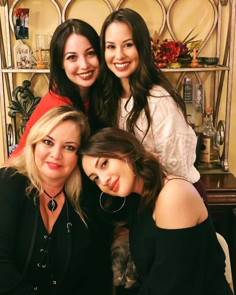 Francia Raisa With Mother and Sisters